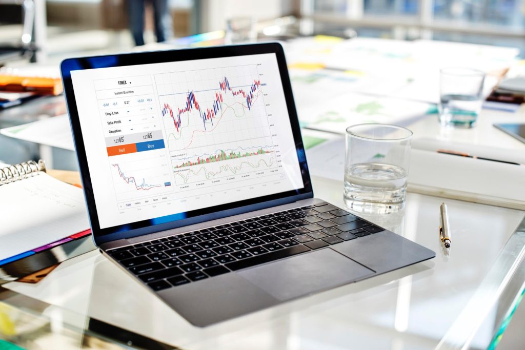 StrategyDriven Practices for Professionals Article | 6 Easy Ways to Make Your First Investment