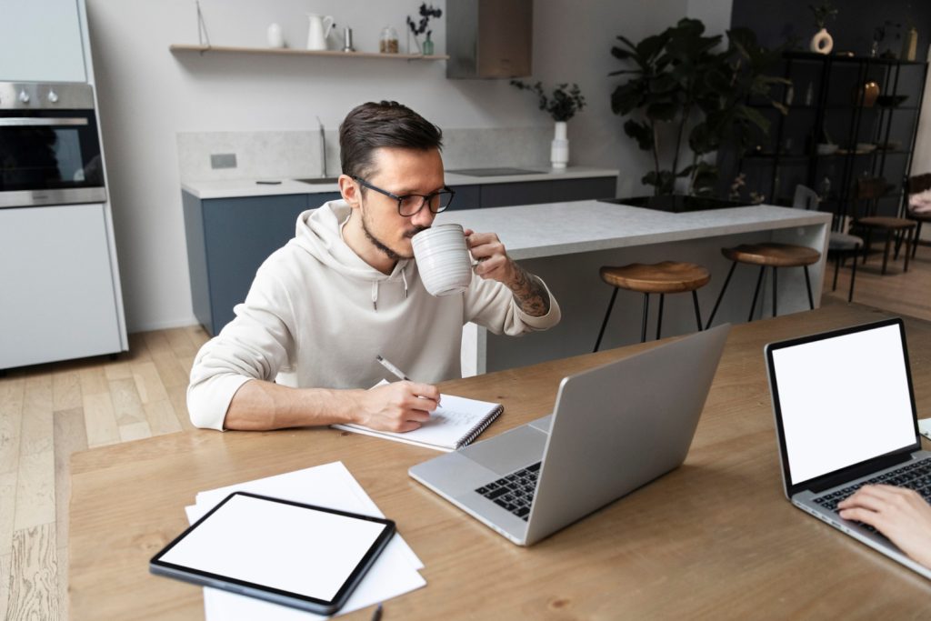 StrategyDriven Corporate Cultures Article | Digital Distractions or Culture Catalysts? Finding the Balance in Modern Business